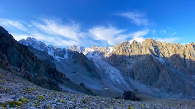Dağlarda şafak vakti. Kırgız tepesi. Kırgızistan 'daki Ala Archa Ulusal Parkı. Aktif yaz tatili. Güzel dağ manzarası. Karla kaplı tepeler, kayalar ve tepeler.