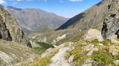 İnanılmaz dağ vadisi. Kırgızistan 'daki Ala Archa Ulusal Parkı. Kırgızistan 'ın güzel kayaları, yamaçları, tepeleri, tepeleri ve dağları. Aktif yaz tatili.