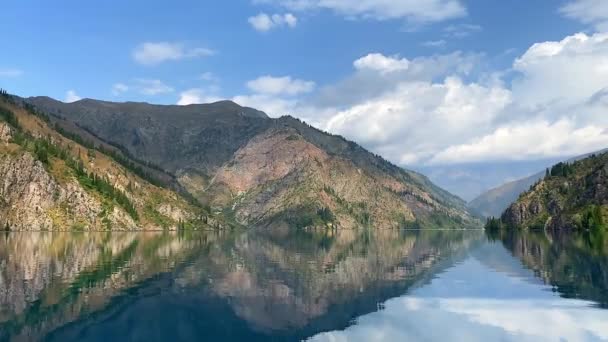 Hermoso Paisaje Marino Verano Paseo Por Increíble Lago Montaña Sary — Vídeo de stock