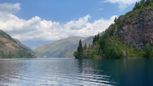 Țărmuri Stâncoase Munți Creste Dealuri Verzi Lacul Alpin Satului Chelek — Videoclip de stoc