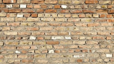 Duvar eski püskü kırmızı tuğladan yapılmıştır. Harap tuğla işçiliğinin dokusu.
