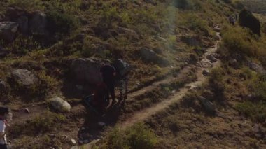 Kız büyük bir turist sırt çantası takıyor ve bir grup turist geçiyor. Kırgızistan 'daki Ala-Archa Ulusal Parkı. İnanılmaz bir dağ manzarası. Aktif boş zaman.