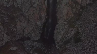 Aksai şelalesinin tepeden tırnağa havadan görüntüsü. Kırgızistan 'daki Ala-Archa Ulusal Parkı. Güzel dağ manzarası. Dağlarda aktif eğlence..