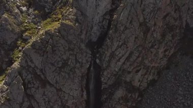 Aksai şelalesinin yüksekliğinden bak. Kırgızistan 'daki Ala-Archa Ulusal Parkı. Güzel dağ manzarası. Dağlarda aktif eğlence..