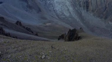 Kırgızistan 'daki Ala-Archa Ulusal Parkı' nın Aksai Buzulu 'nun ve karla kaplı zirvelerinin havadan görünüşü. Güzel dağ manzarası. Dinlenme yerindeki turistler. Düşük ihtimal..