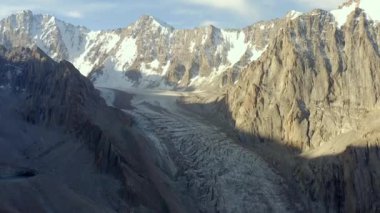 Kırgızistan 'daki Ala-Archa Ulusal Parkı' nın Aksai buzulu ve kayalık dağ zirveleri. İnanılmaz bir dağ manzarası. Düşük ihtimal..