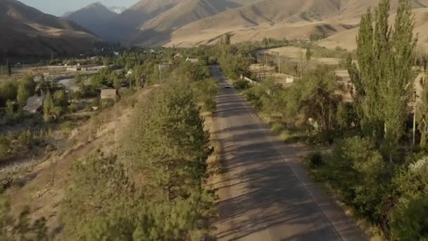 Ένα Λευκό Αυτοκίνητο Σταματάει Στο Εθνικό Πάρκο Αρχά Στο Κιργιστάν — Αρχείο Βίντεο