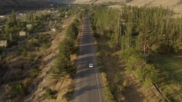 Horní Pohled Bílé Auto Pohybující Asfaltové Silnici Horách Kyrgyzstánu Krásná — Stock video