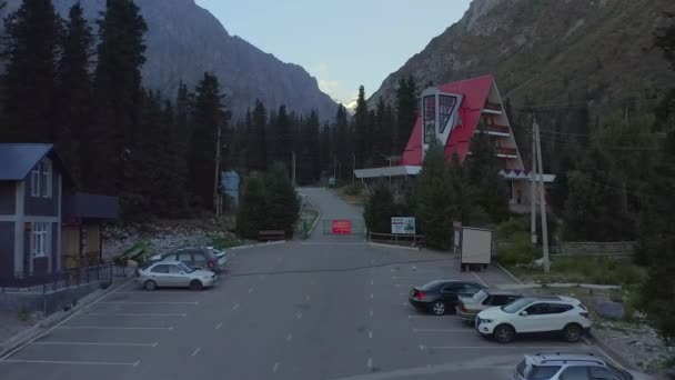 Wejście Parku Narodowego Ala Archa Kirgistanie Parkowanie Samochodów Piękny Hotel — Wideo stockowe