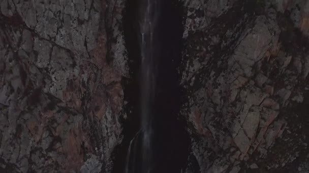 Aksai Waterfall Είναι Πιο Διάσημο Αξιοθέατο Του Εθνικού Πάρκου Ala — Αρχείο Βίντεο