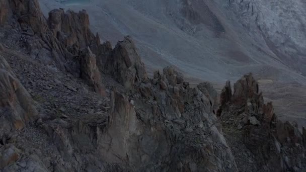 Ένα Σκληρό Ορεινό Τοπίο Αεροφωτογραφία Των Βουνών Των Κορυφογραμμών Των — Αρχείο Βίντεο