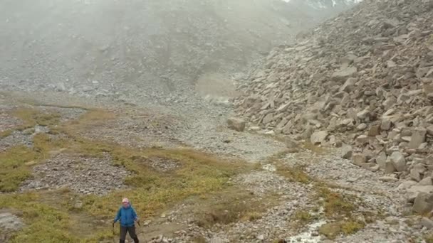 Egy Turista Lány Két Sátorhoz Közeledik Turista Parkolás Mount Adygen — Stock videók