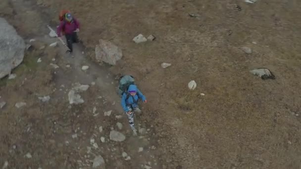 Μια Ομάδα Δύο Τουριστών Περπατά Κατά Μήκος Ενός Ορεινού Μονοπατιού — Αρχείο Βίντεο