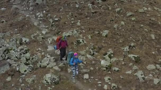 Sırt Çantaları Yürüyüş Direkleriyle Iki Genç Turist Kırgızistan Dağlarında Kayalık — Stok video