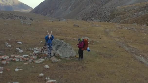 Bir Turist Boynuzlu Bir Dağ Keçisinin Beyaz Kafatasını Tutuyor Kırgızistan — Stok video