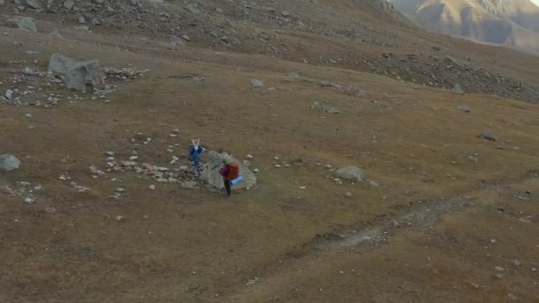 Τουρίστες Βρήκαν Ένα Λευκό Κρανίο Κατσίκας Κέρατα Μια Μεγάλη Πέτρα — Αρχείο Βίντεο