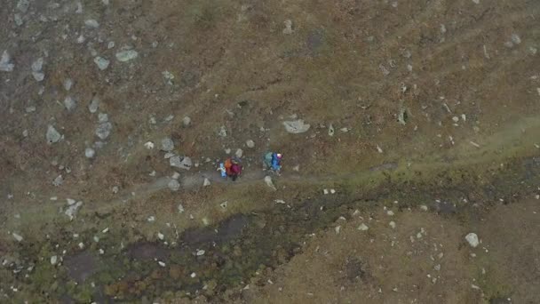 Dos Personas Con Grandes Mochilas Bastones Trekking Salieron Tormentoso Río — Vídeos de Stock