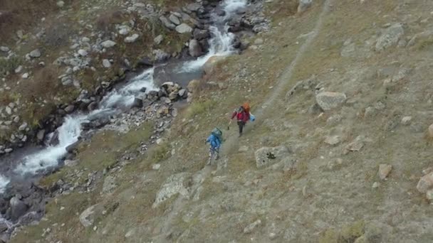 Μια Καταπληκτική Πεζοπορία Κατά Μήκος Ενός Θυελλώδους Βουνού Κρύο Ποτάμι — Αρχείο Βίντεο