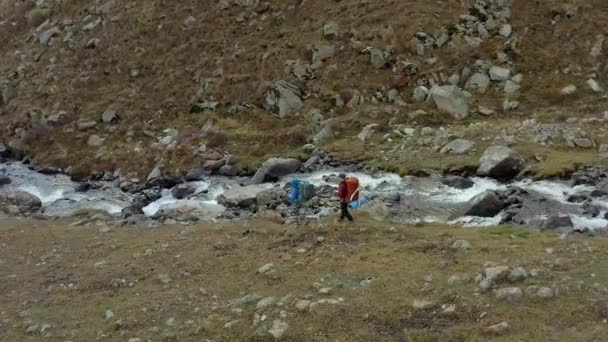 Ορεινοί Τουρίστες Μεγάλα Σακίδια Και Κοντάρια Πεζοπορίας Περπατούν Δίπλα Ένα — Αρχείο Βίντεο