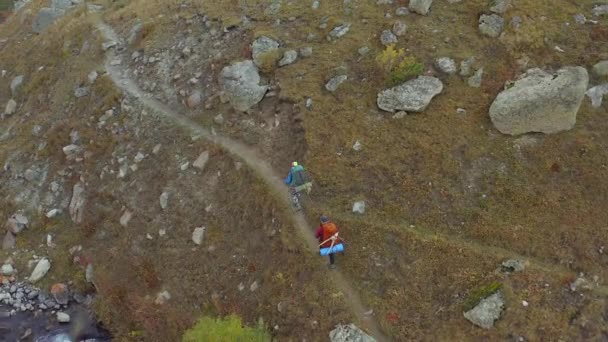 Dos Turistas Montaña Con Grandes Mochilas Están Caminando Por Las — Vídeos de Stock