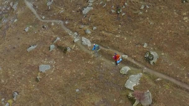 Büyük Sırt Çantalı Yürüyüşçüler Kırgızistan Daki Ala Archa Ulusal Parkı — Stok video