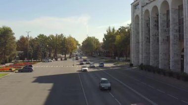 Bishkek 'in merkez caddesi, Chui Bulvarı. Arabalar caddeden aşağı doğru gidiyor. Kırgızistan 'a seyahat.