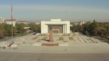 Magnanimous kahramanı Manas 'ın anıtı, Kırgız halkının büyük kahramanı. Ala-Too Meydanı ve Devlet Tarih Müzesi 'nin havadan görünüşü. Bishkek şehir merkezi. Kırgızistan 'a seyahat.