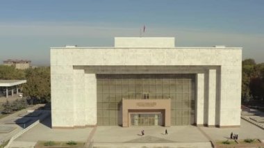 Ala-Too meydanında İHA uçuşu. Ulusal Tarih Müzesi. Kahraman Manas anıtı. Bishkek şehir merkezi. Kırgızistan 'a seyahat.