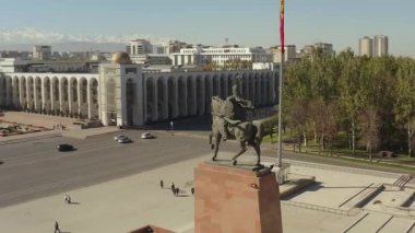 Ala-Too Meydanı 'nda, Bishkek' in merkezinde at sırtında kahramanlık anıtının dairesel bir uçuşu. Kırgızistan 'a seyahat.