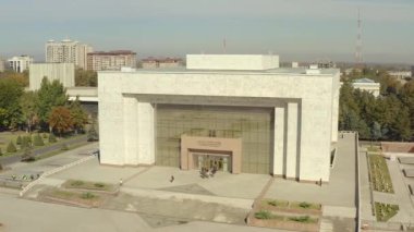 Turistler Ulusal Tarih Müzesi 'nin binasına girerler. Yükseklik manzarası. Ala-Too Meydanı. Bishkek şehrinin simgesi. Kırgızistan 'a seyahat.