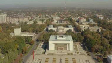 Bishkek 'in merkezinde İHA uçurmak. Ala-Too Meydanı, Ulusal Tarih Müzesi binası, kahraman Manas anıtı. Bishkek 'in manzarası. Kırgızistan 'a seyahat.