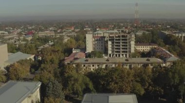 Kırgız Cumhuriyeti Hükümet Binası 'nın üzerinde bir İHA' nın uçuşu. Kırgız bayrakları rüzgarda dalgalanıyor. Bishkek şehrinin idari binası. Bir tarih ve mimari abidesi..