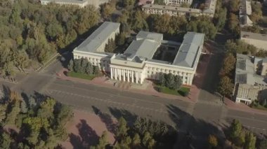 Kırgız Cumhuriyeti Hükümet Binası 'nın çatısının manzarası. Kuş bakışı görüş. Bishkek şehrinin idari binası. Bir tarih ve mimari abidesi..
