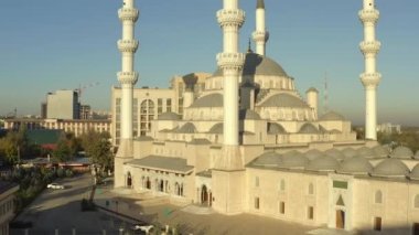 Cumhuriyetçi Merkez Camii adını İmam Al Sarakhsi 'den almıştır. Orta Asya 'daki en büyük İslam dini binası. Bishkek 'in en önemli eğlencelerinden biri..