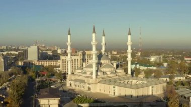 İmam Al Sarahsi 'nin adını taşıyan Merkez Cami' deki İHA uçuşu. Bishkek 'in en önemli eğlencelerinden biri. Orta Asya 'daki en büyük İslam dini binası..