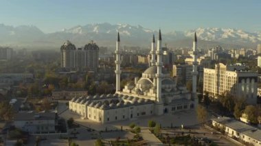Orta Asya ve Kırgızistan 'ın en büyük camii olan Merkez Cami' nin havadan görünüşü. Uzakta muhteşem karlı dağlar var. Bishkek 'in en önemli eğlencelerinden biri. Orta Asya 'nın ikonik İslami yapısı.