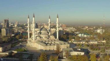Merkez Cami, Orta Asya ve Kırgızistan 'daki en büyük camidir. Bishkek 'in en önemli eğlencelerinden biri. Orta Asya 'nın ikonik İslami yapısı.