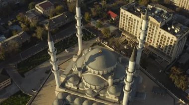 Merkez Bishkek Camii 'nin en üst manzarası. Orta Asya ve Kırgızistan 'daki en büyük cami. Orta Asya 'nın ikonik İslami yapısı.