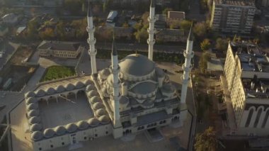 İmam Al Sarakhsi 'nin adını taşıyan Cumhuriyet Merkez Camii' nin çatısına yaklaş. Orta Asya 'daki en büyük İslam dini binası. Bishkek 'in en önemli eğlencelerinden biri..