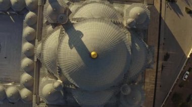 Orta Asya ve Kırgızistan 'ın en büyük camii olan Merkez Cami' nin çatı ve minareleri. Yukarıdan bak. Orta Asya 'nın ikonik İslami binası İmam Al Sarakhsi' den sonra isimlendirildi. Bishkek 'in en önemli eğlencelerinden biri..