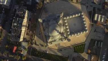 Orta Asya ve Kırgızistan 'daki en büyük cami olan Cumhuriyetçi Merkez Camii' nin çatısı. Bishkek 'in en önemli eğlencelerinden biri. Orta Asya 'nın ikonik İslami yapısına İmam El Sarakhsi adı verildi..