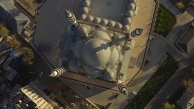 Merkez Cami 'nin dairesel bir uçuşu, Bishkek' in başlıca ilgi alanlarından biridir. Orta Asya ve Kırgızistan 'daki en büyük cami. Yukarıdan bak. Orta Asya 'nın ikonik İslami yapısına İmam El Sarakhsi adı verildi..