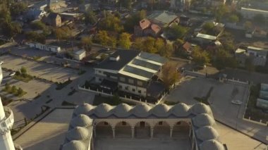 Bishkek 'in ana ilgi odağı. Orta Asya ve Kırgızistan 'daki en büyük cami olan İmam Al Sarakhsi Merkez Camii' nin avlusu ve çatısı. Orta Asya 'nın ikonik İslami yapısı.