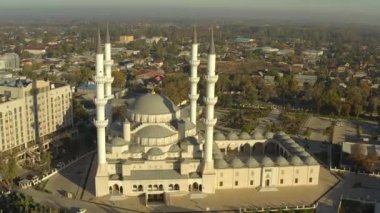 Merkez Cami 'nin yeşil Bishkek şehrinin arka planındaki güzel manzarası. Orta Asya ve Kırgızistan 'daki en büyük cami. Orta Asya 'nın ikonik İslami yapısına İmam El Sarakhsi adı verildi..