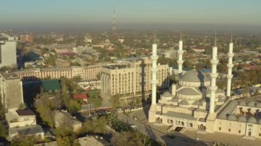 Merkez Cami 'nin yan uçuşu, Bishkek' in ana ilgi odağı. Orta Asya 'nın ikonik İslami binası İmam Al Sarakhsi' den sonra isimlendirildi. Orta Asya ve Kırgızistan 'daki en büyük cami..