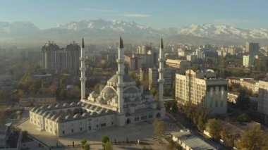 Kırgızistan 'ın karlı dağlarının arka planında İmam Al Sarakhsi' nin adını alan Merkez Camii. Dairesel bir uçuş. Bishkek 'in ana ilgi odağı. Orta Asya 'nın ikonik İslami yapısı. Orta Asya 'daki en büyük cami..