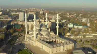 Cumhuriyetçi Merkez Camii 'nin muhteşem manzarası İmam Al Sarakhsi' den sonra isimlendirildi. Bishkek 'in ana cazibesinin dönüm noktası. Orta Asya 'nın ikonik İslami yapısı. Orta Asya ve Kırgızistan 'daki en büyük cami..