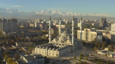 Bishkek 'in ana ilgi odağı. Merkez Cami adını İmam Al Sarahsi 'den almıştır. Orta Asya 'nın ikonik İslami yapısı. Orta Asya 'daki en büyük cami..