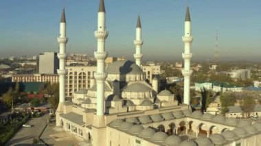 İmam Al Sarahsi 'nin adını alan inanılmaz Central Camii. Orta Asya 'daki en büyük cami. Bishkek 'in ana ilgi odağı. Orta Asya 'nın İslami yapısı.