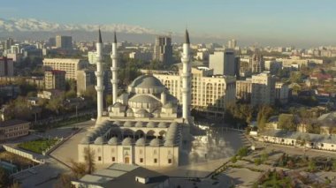 İmam Al Sarahsi 'nin adını taşıyan bir kuş sürüsü Merkez Cami' nin üzerinde uçuyor. Güzel dağ manzarası. Dairesel bir uçuş. Bishkek 'in ana ilgi odağı. Orta Asya 'nın İslami yapısı. Orta Asya 'daki en büyük cami..